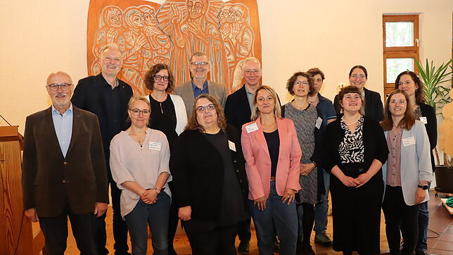 Die Außenstelle des Diakonischen Werks in Singen hat seine erweiterten Räume eingeweiht. Im Bild das Team mit weiteren Gästen und der ...