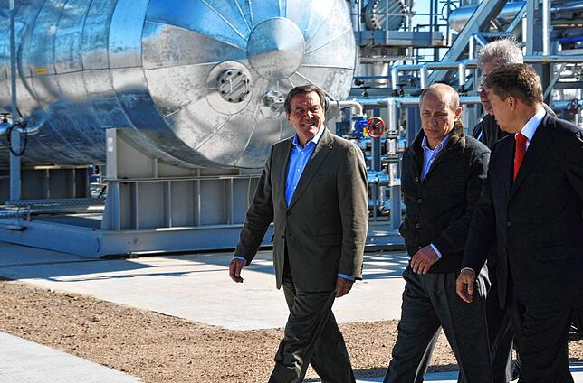 Rundgang mit dem Chef: Schröder 2011 als Nord Stream-Repräsentant mit Wladimir Putin, damals Premierminister.