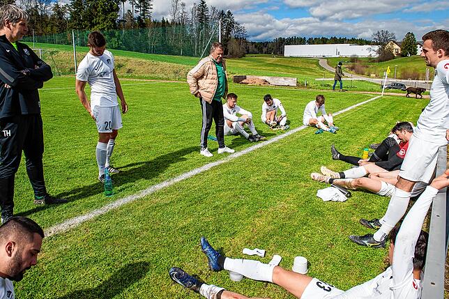 Geknickt: Trainer Raimund Hübner und der SV Rheintal müssen das 0:4 beim SV Waldhaus erstmal verdauen.