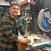 Hier fühlt er sich pudelwohl: Der ehemalige Bundesliga-Spieler Oliver Sorg in seiner Holz-Werkstatt.