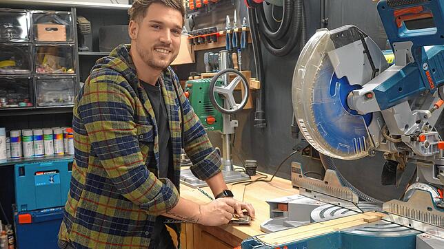 Hier fühlt er sich pudelwohl: Der ehemalige Bundesliga-Spieler Oliver Sorg in seiner Holz-Werkstatt.
