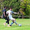Der FC Pfaffenweiler (Jallow Saja, links) setzte sich bei der SG Dauchingen/Weilersbach (Jonas Mang) mit 2:0 durch.