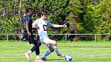 Der FC Pfaffenweiler (Jallow Saja, links) setzte sich bei der SG Dauchingen/Weilersbach (Jonas Mang) mit 2:0 durch.