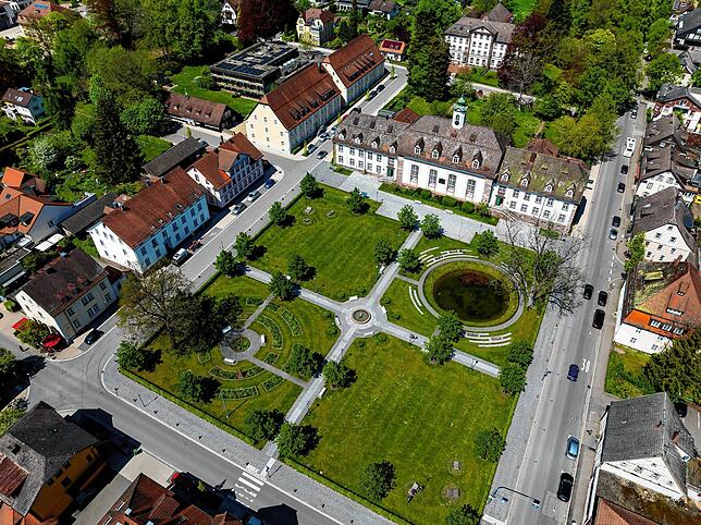 Königsfeld ist von oben betrachtet unverwechselbar. Aber Vorsicht: es gibt vier weitere Orte dieses Namens. Das Bild stammt aus dem Mai ...