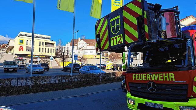 Auch die Drehleiter ist beim Feuerwehreinsatz in Wollmatingen am Montagnachmittag, 13. Januar, dabei.