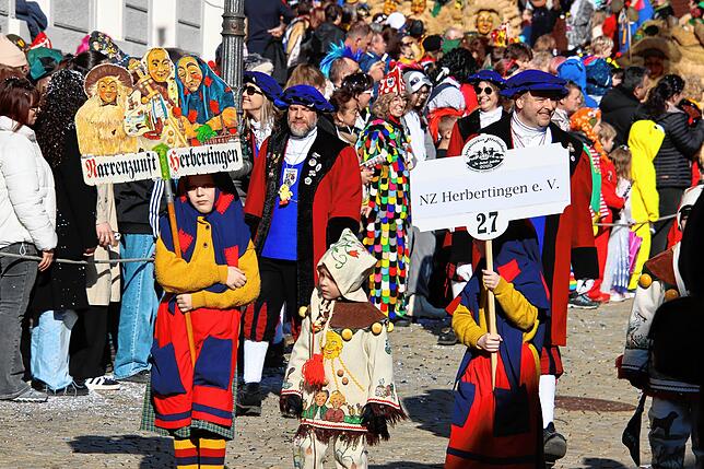 Bild 12: Tausende Besucher beim Rosenmäntigumzug 2025