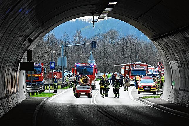 Bild 1: Feueralarm im Bürgerwaldtunnel: Spektakuläre Unfall-Übung bei Waldshut-Tiengen
