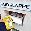 Das Symbolbild zeigt die Babyklappe in Schwenningen. Jetzt finden Helfer erneut ein Neugeborenes.
