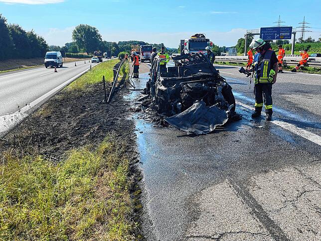 Lediglich eine verkohle Blechruine ist das Resultat eines Fahrzeugbrandes, der Feuerwehr und Polizei am Donnerstagvormittag beschäftigt hat.