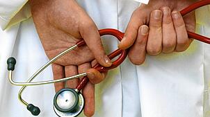 Spritzen gegen Knie- oder Hüftgelenksarthrose verursachen mehr Schäden, als dass sie nutzen, warnt der Medizinische Dienst Bund.