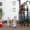 Erinnerung an die religiöse Geschichte Petershausens: Pfarrer Andreas Rudiger (Mitte, hier mit Weihbischof Peter Birkhofer) bei der ...