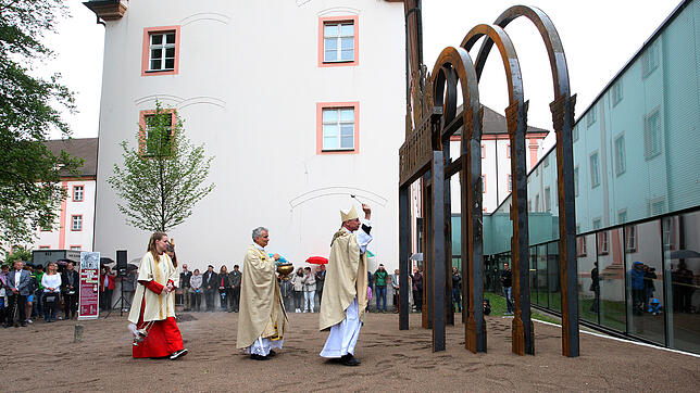Erinnerung an die religiöse Geschichte Petershausens: Pfarrer Andreas Rudiger (Mitte, hier mit Weihbischof Peter Birkhofer) bei der ...