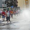 Die Feuerwehr sorgt vor dem Anstieg für eine Erfrischung für die Läufer, die beim Schutzengellauf für den guten Zweck antreten.