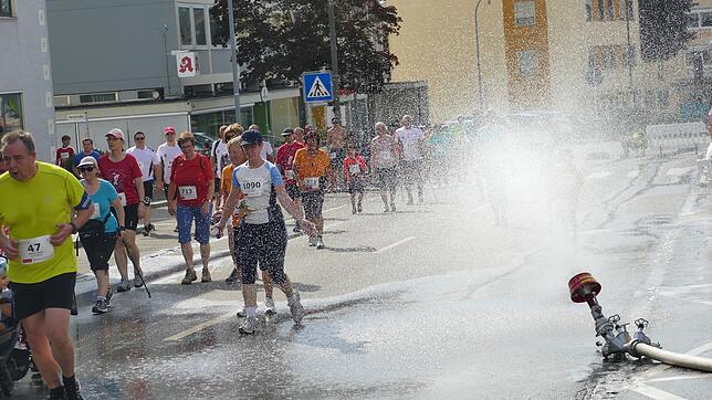 Die Feuerwehr sorgt vor dem Anstieg für eine Erfrischung für die Läufer, die beim Schutzengellauf für den guten Zweck antreten.