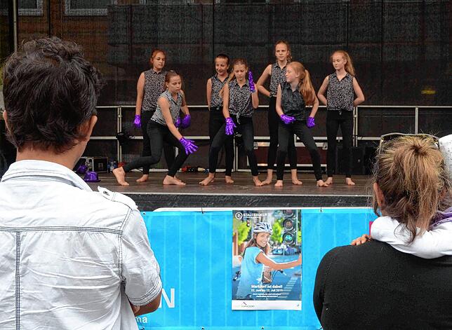 2019: Die &bdquo;Diamond Girls vom Turnverein lockern den Stadtradel-Aufttakt auf.