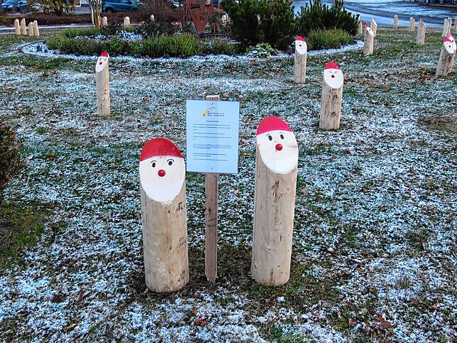 Nur kurz war der Kreisverkehr West in Geisingen mit den Weihnachtsmännern dekoriert. Mehr und mehr werden es weniger. Sie sind nun in ...