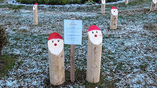 Nur kurz war der Kreisverkehr West in Geisingen mit den Weihnachtsmännern dekoriert. Mehr und mehr werden es weniger. Sie sind nun in ...