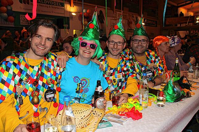 Bild 6: 30 Jahre Narrenverein Wäsenstecher Ruhestetten: Hunderte Gäste feiern närrische Geburtstagssause