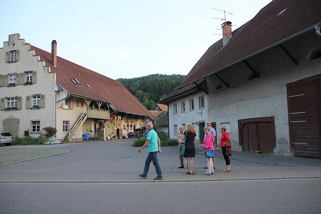 Im Fokus des Infoabends in der Gemeindehalle stand der Lindenplatz mit seinen beiden historischen Gebäuden.