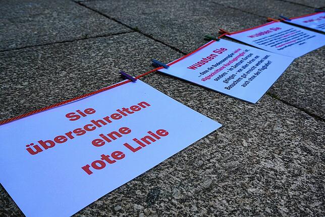 Die Protestierenden hatte ein symbolische rote Linie mit zahlreichen Argumenten gegen den Flughafen ausgelegt, die die Gemeinderäte auf ...