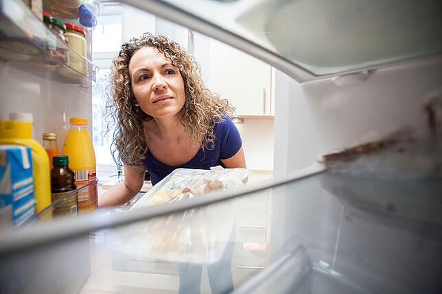 Der Kühlschrank schluckt Energie, jedes Öffnen bedeutet Kälteverlust. Wer ein paar Flaschen kühlen will, kann das auch in einem ...