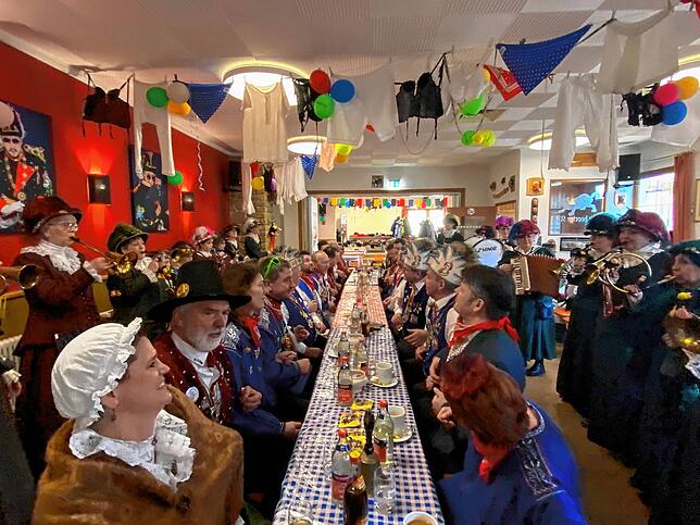 Die Stimmung ist super beim Internationalen Frühschoppen.