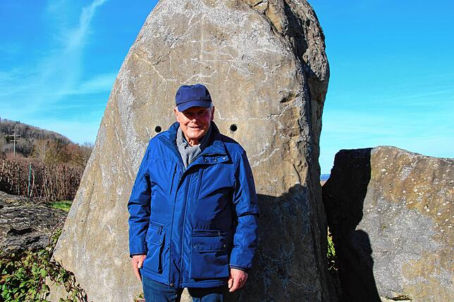 Hobbyhistoriker Helmut Fluck steht vor den Gesteinsblöcken, die er als „technisches Naturdenkmal“ bezeichnet.