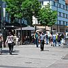 So soll es sein: In Singen sind eine belebte Innenstadt und gut besuchte Cafés und Geschäfte zu sehen. Eine Befragung unter Besuchern ...