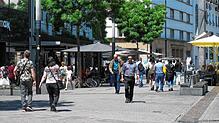 So soll es sein: In Singen sind eine belebte Innenstadt und gut besuchte Cafés und Geschäfte zu sehen. Eine Befragung unter Besuchern ...