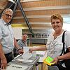Stefan Burger (links) und Ali Polat begrüßten viele Wähler, unter anderem Cäcilia Schäpler.