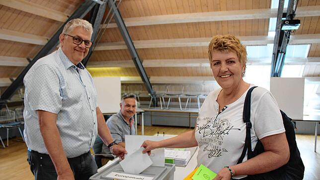 Stefan Burger (links) und Ali Polat begrüßten viele Wähler, unter anderem Cäcilia Schäpler.