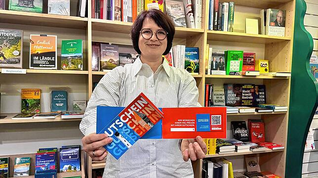 Nikola Kögel, Vorsitzende der Aktionsgemeinschaft Tiengen, mit dem neuen WT Gutschein.