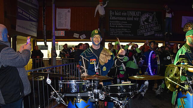 Der Mann an den Drums sorgt für die heißen Rhythmen und strahlt dabei noch in die Kamera.