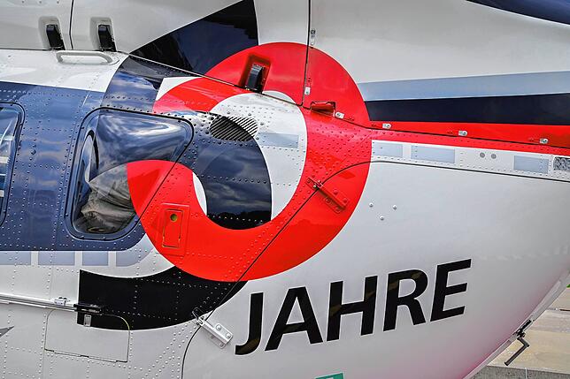 50 Jahre prangt an der Flanke des Rettungshubschraubers. Die Zahl weist darauf hin, dass die DRF-Luftrettung seit 50 Jahren schnelle ...