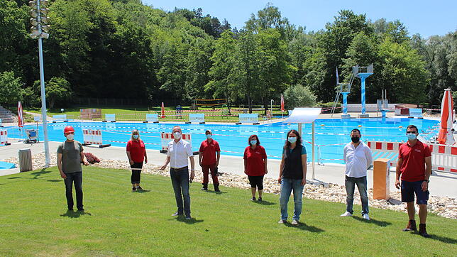 Dieses Foto entstand bei der Saisoneröffnung im Freibad Stockach (von links): Manfred Raff, Marion Schuler, Jürgen Fürst, Sascha Weick, ...