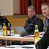 Die Gerätewarte der Feuerwehrabteilung Altheim Matthias Moosmann (von links) und Andreas Michelberger mit Bürgermeister Stephan Frickinger.