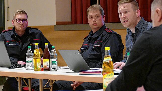 Die Gerätewarte der Feuerwehrabteilung Altheim Matthias Moosmann (von links) und Andreas Michelberger mit Bürgermeister Stephan Frickinger.
