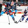 Alexander Karachun (links) von den Schwenninger Wild Wings im Duell mit dem Mannheimer Tim Wollgemuth.