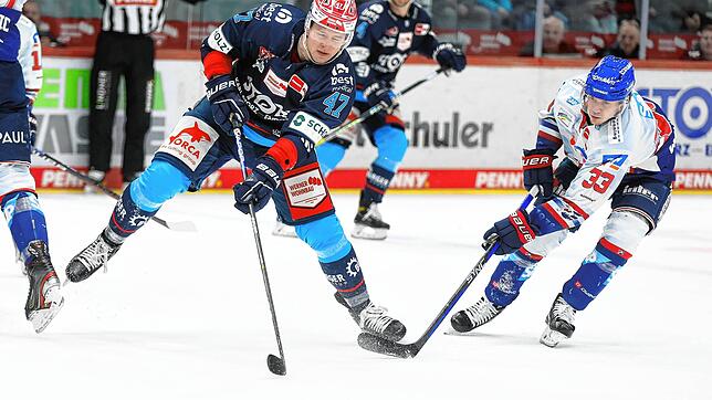 Alexander Karachun (links) von den Schwenninger Wild Wings im Duell mit dem Mannheimer Tim Wollgemuth.