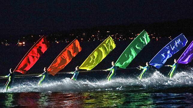Ein Höhepunkt des Seenachtfestes war die Wasserskishow bei Nacht.