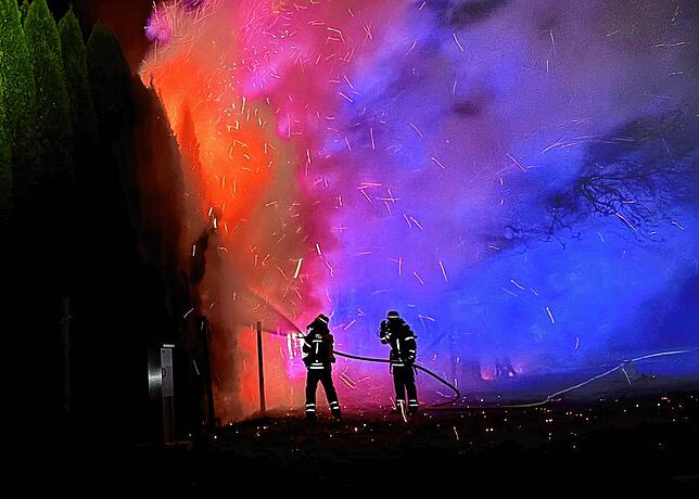 Die Feuerwehr ist mit mehr als 30 Kräften vor Ort.