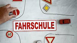 Fahrlehrer aus Pfullendorf sind fassungslos über einen Berufskollegen, der mehrere Fahrschülerinnen vergewaltigt haben soll und daher ...