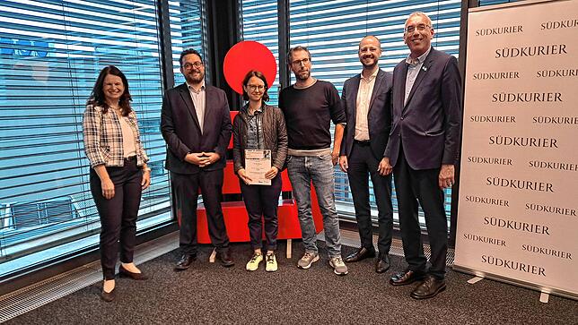 TV Waldshut, 500 Euro für neues Material für die Fechtabteilung. Von links: Silvia Knöpfle Direktorin Privatkunden der Sparkasse ...