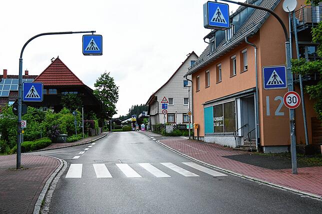 Um diesen Zebrastreifen an der Straße Alter Weg geht es. Er rechtfertigt 300 Meter Tempo 30 in beiden Richtungen.