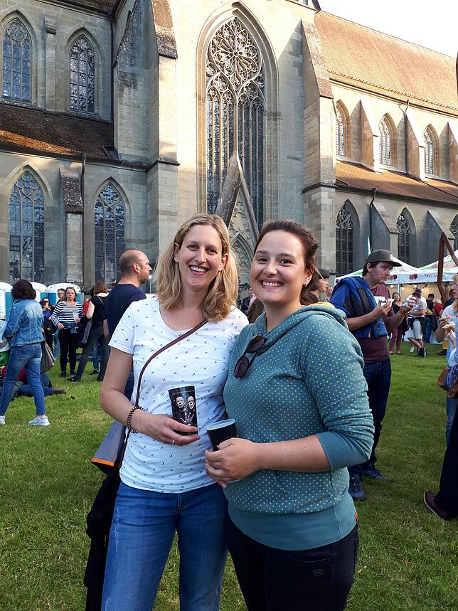 Gespannt sind auch Beate Biggel und Lisa Müller (von links) – hier vor dem Münster.
