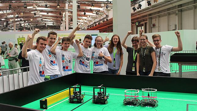 Jubel in Hannover: Die Bodenseeskorpione der Roboter-AG am Bildungszentrum sind Europameister.