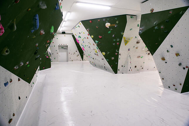 Im „Hotzenblock Bouldering“ in Tiengen können die Besucher auf einer Wandfläche von rund 270 Quadratmetern bouldern.