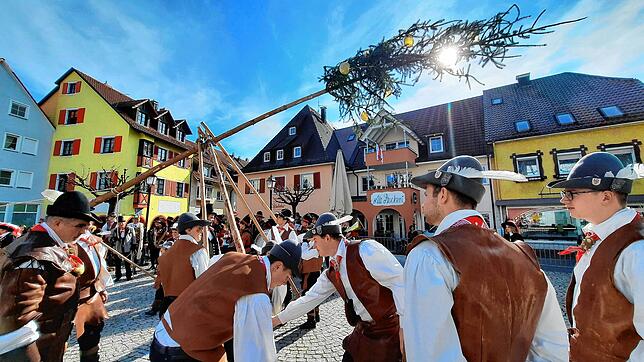 Bild 21: Bilder vom Kindernarrenbaum-Setzen auf dem Gustav-Hammer-Platz in Stockach