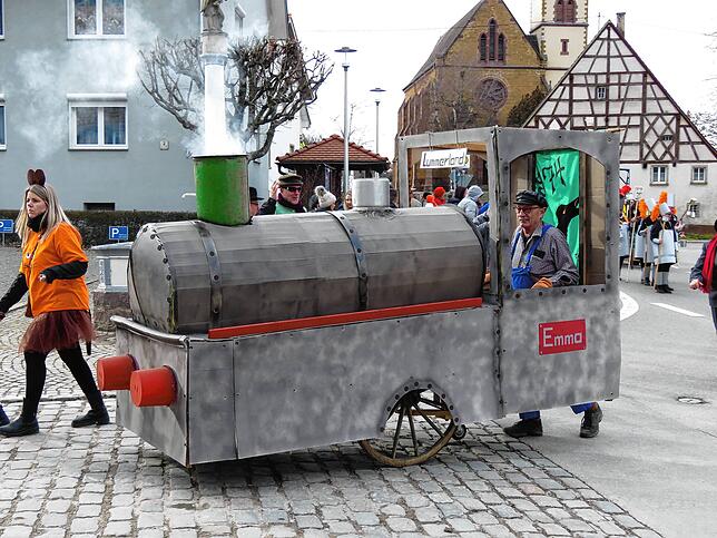 Große und kleine Wagen, wie die Lokomotive Emma, mit ihrem Erbauer und Lokführer Bernhard Huber.