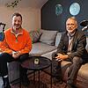 Matthias Eckmann (links) und Werner Nuber (beide SPD) sitzen im Studio der Zeppelin-Universität in Friedrichshafen, wo sie ihren Podcast ...